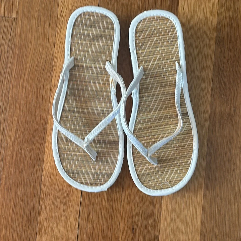 White flip flops size 7 - Picture 2 of 6